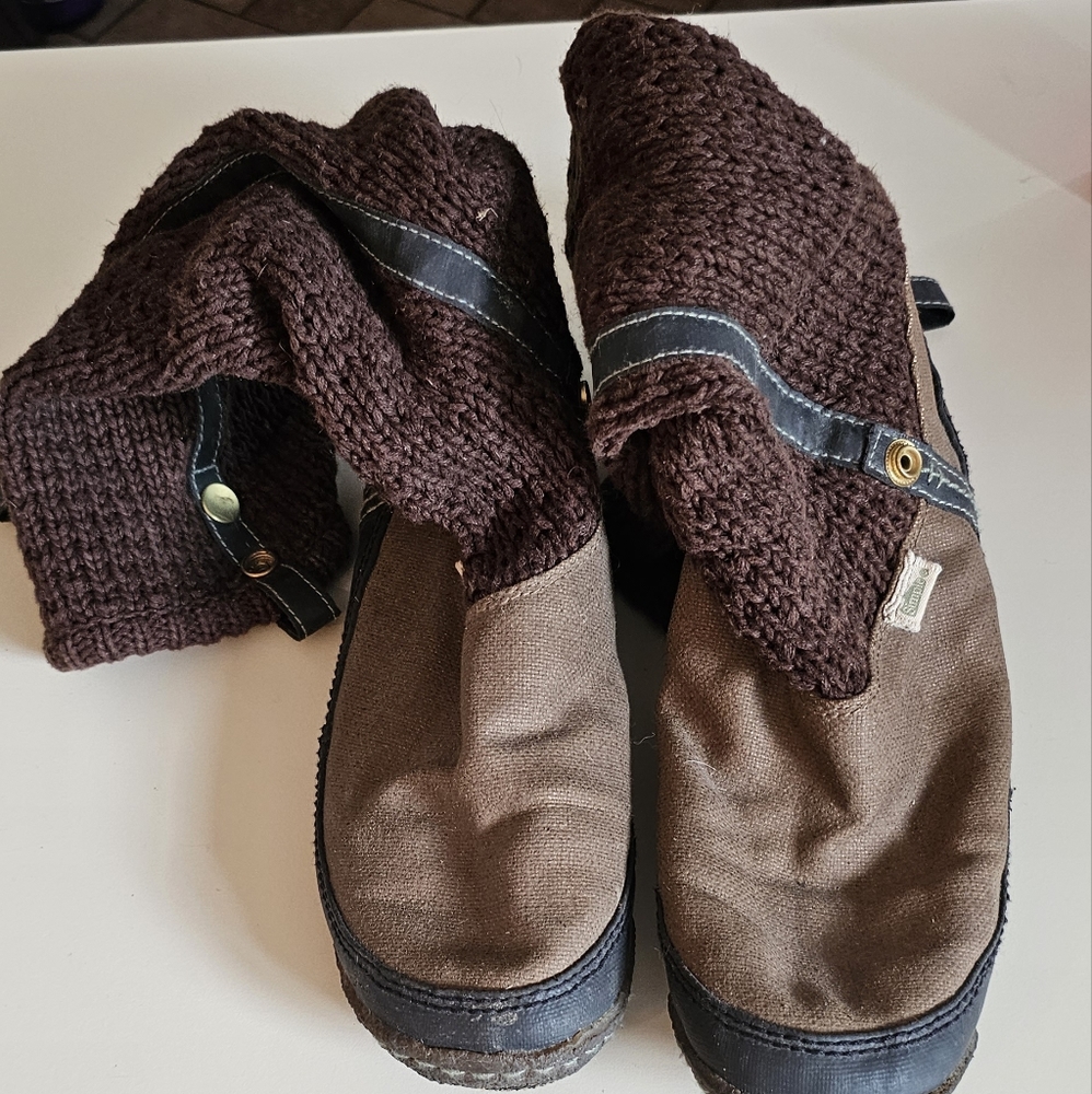 Simple knitted boots